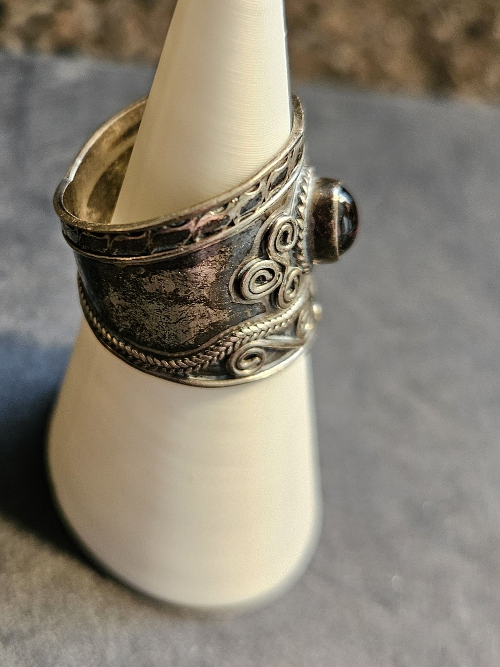 Vintage Designer Bali Silver-Tone Garnet Cigar Band Ring. Size 6 - Picture 3 of 4